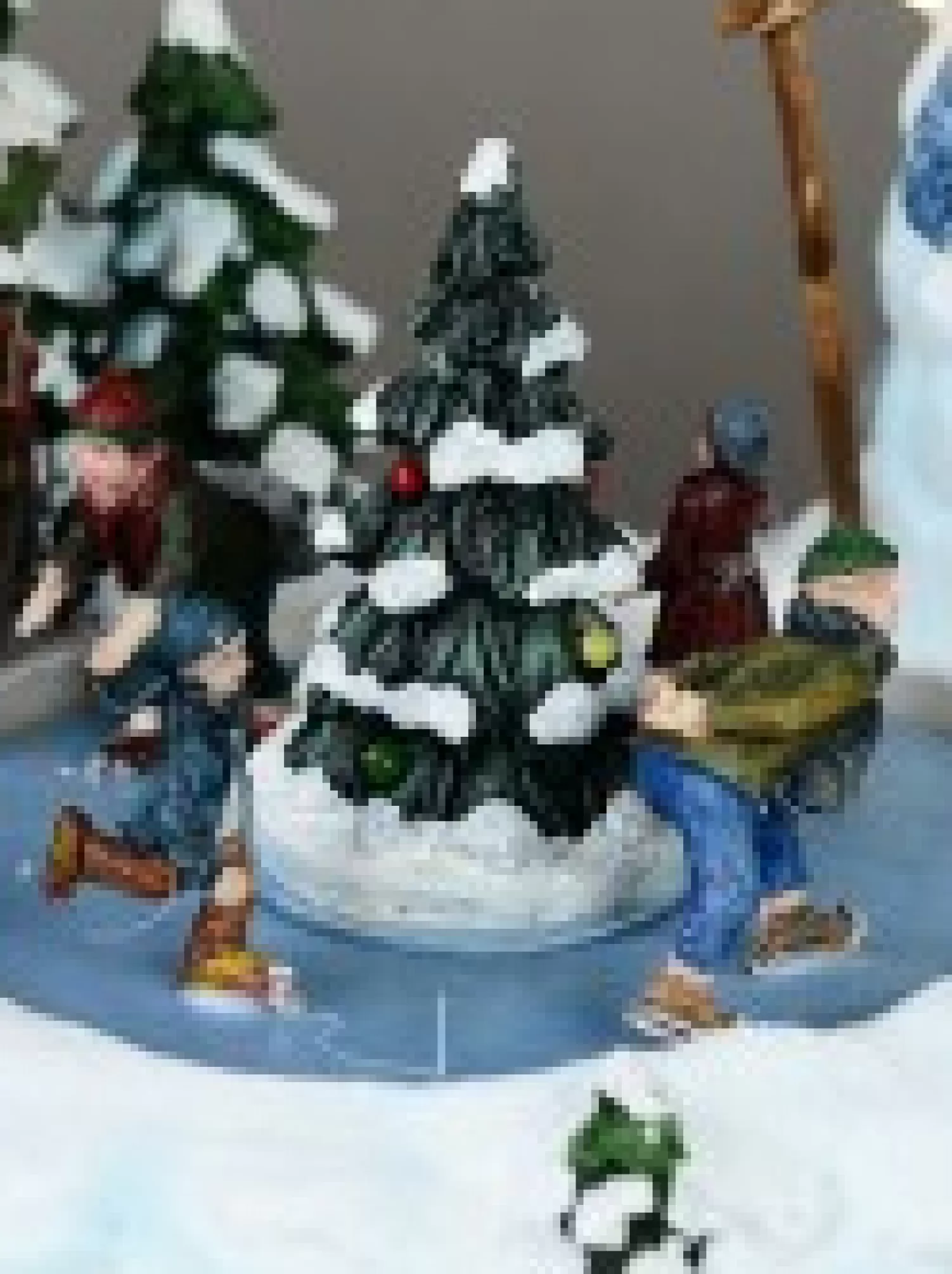 Christmas Warehouse Snow Day! Skating Around A Frozen Pond Christmas Village Scene - 26Cm> Christmas Village Scenes